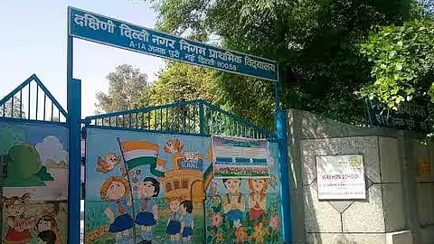 Moved by the Education Department, the proposal states that the procurement includes 8,538 teacher tables, 7,718 teacher chairs, and 26,758 dual desks for students at the primary and junior levels across MCD schools.