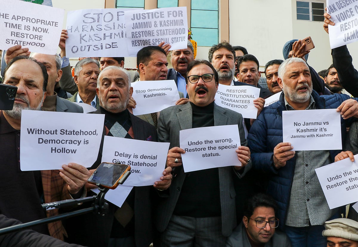 काश्मिरींचा ‘छळ’ थांबवण्यासाठी NC आमदारांनी J&K विधानसभेबाहेर निदर्शने केली काश्मिरींचा ‘छळ’ थांबवण्यासाठी NC आमदारांनी J&K विधानसभेबाहेर निदर्शने केली