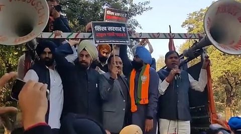 The protesters, including several Sikh leaders of the BJP, marched from the Mansingh Road to the Congress headquarters and were stopped by the police at a barricade.