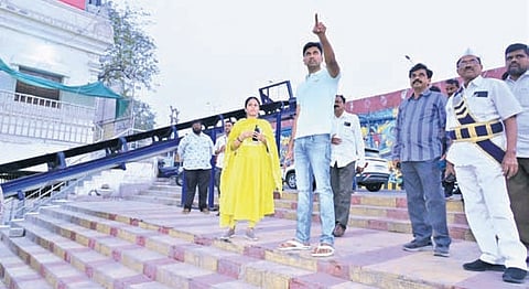 VMC Commissioner Dhyanchandra has directed officials to ensure complete sanitation management at all ghats in the city, keeping in view the influx of devotees during the upcoming Maha Shivaratri festival.