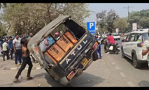 On receiving information, a PCR van arrived and whisked away the autorickshaw driver to Kharavela Nagar police station