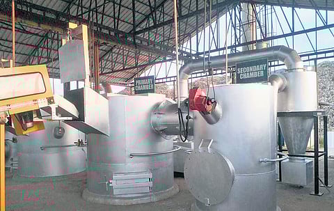 Double chamber waste incinerator plant