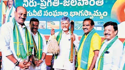 Chief Minister Nara Chandrababu Naidu takes part in the Water Users Associations meeting at Nelapadu in Amaravati on Thursday.