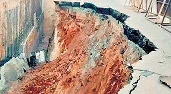 A portion of soil from the right-hand side of the main carriageway collapsed, reducing the available carriageway width and leading to traffic congestion in the Hosur-to-Bengaluru direction.
