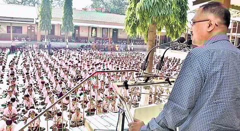 Mitesh Nayaran Ghatte addressing the students. 