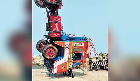 The Navy’s coastal rescue unit recovered the body and the damaged vehicle by 4 pm on Saturday.