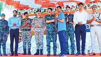 During a special programme held at district police office in Rayagada on Saturday, the 15 red ultras handed over their weapons to Panda, symbolising their decision to renounce violence and rejoin the mainstream. 