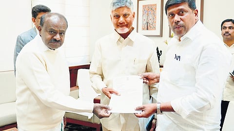 Union Minister HD Kumaraswamy and Kolar MP Mallesh Babu submit a petition to Andhra Pradesh Chief Minister N Chandrababu Naidu.