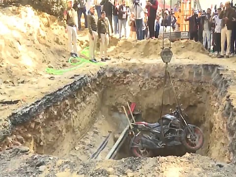 25-year-old Kamal Dhyani fell into an uncovered pit dug for sewage work in Janakpuri.