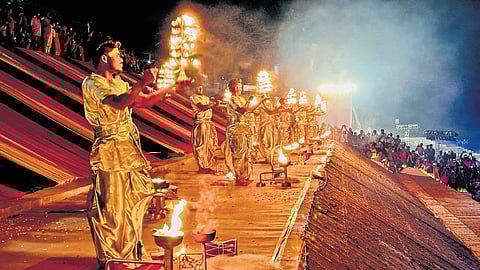 Tunga Aarati was performed at Tungabhadra river in Hampi on Wednesday ahead of the Hampi Utsav.  District Minister Zameer Ahmad Khan and others were present.