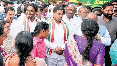 Adilabad DCC chief Naresh Jadhav and Congress in-charge Kandi Srinivas Reddy met municipal poll candidates to review voting trends and assess winning chances.