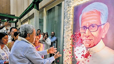 Chief Minister Siddaramaiah pays tributes to Dr Bhimanna Khandre on Palace Grounds in Benglauru on Saturday.
