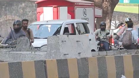 In a statement, the Mumbai Metropolitan Regional Development Authority said a portion of the parapet segment fell at 12:15pm near pier 196 of metro line construction close to Mulund Fire Station onto a passing autorickshaw.