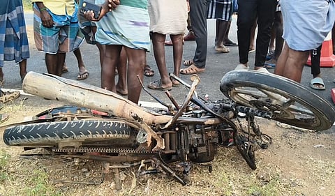 The tourist van, proceeding from Sayalkudi of Ramanathapuram district towards Thoothukudi, allegedly rammed into the vehicle head-on, throwing the victims off the motorbike.