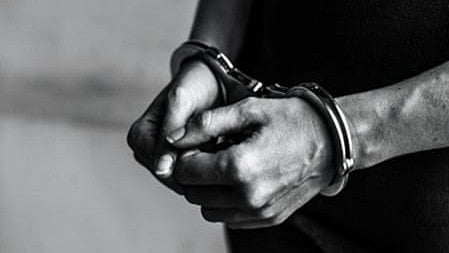 A Hoysala patrol team reached the spot and tried to resolve the issue. However, the accused allegedly abused Assistant Sub-Inspector Narasayanaswamy during the intervention.