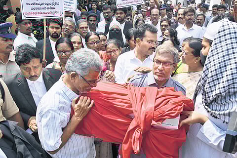 Parents of Ayesha Meera carry her remains from the court complex in Vijayawada 
on Friday