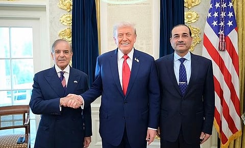 Pakistan Prime Minister Shehbaz Sharif, Armt Chief Field Marshal Asim Munir with UU President Donald Trump.