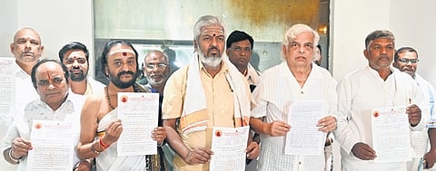 Members of the Akhila Karnataka Hindu Temple Archakas, Agamikas and Upadhivantas Federation at a press conference in Bengaluru