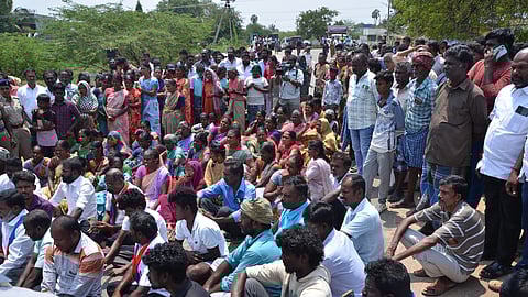 Several rounds of talks by the police officials with the protestors failed