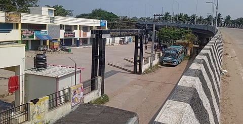 Sholavandan Bus stand located below Railway over bridge near the bazaar of Sholavandan town panchayat in Madurai district.
