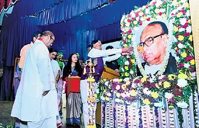 Chief Minister Mohan Charan Majhi paying floral tributes to Biju Patnaik on his birth anniversary at Jaydev Bhawan on Thursday