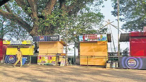 The roadside vending stalls have completely obscured the Chinese Fishing nets