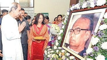 Naveen Patnaik paying tribute to Biju Patnaik at Sankha Bhawan.