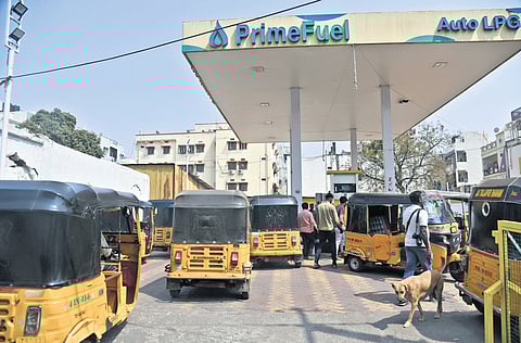 Auto-rickshaw drivers queue up 
to refill at a gas station in 
Hyderabad on Wednesday.  
