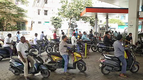 A long queue at a petrol bunk