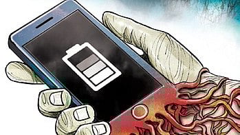 Sleep deprivation caused by excessive smartphone use is particularly common among young people and can trigger comorbidities such as migraines and hypertension. 