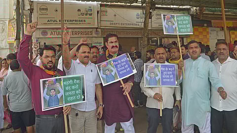 Delhi congress protesting against BJP Government regarding the rising LPG gas cylinder prices. A signature campaign will also be launched to engage the general public, near LPG booking counter near Jhandewalan Mata mandir on Thursday. 