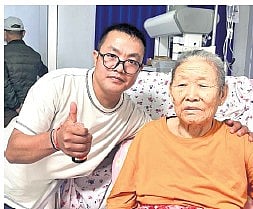 Ramesh Jeke with a couple of elderly people. He arranged blood for them while they were ailing and had no other source