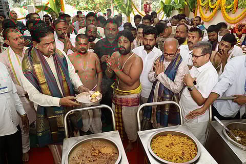 TTD Chairman launched the full-scale distribution of Annaprasadam to devotees at the Sri Kodandarama Swamy Temple in Vontimitta today. 