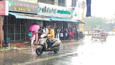 Heavy rains lashed Nagapattinam town, Nagore and surrounding coastal villages on Wednesday.