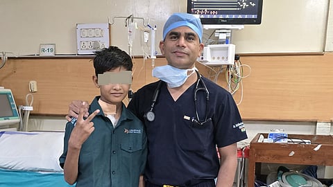 Doctors at Dr Bhimrao Ambedkar Hospital in Raipur completed a complex surgical procedure lasting four intense hours with an advanced “dual approach” technique. It was led by department head Krishnakant Sahu. 