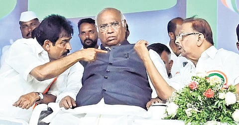 K C Venugopal, Mallikarjun Kharge and K Sudhakaran interacting during the UDF convention at Kozhikode Beach on Wednesday