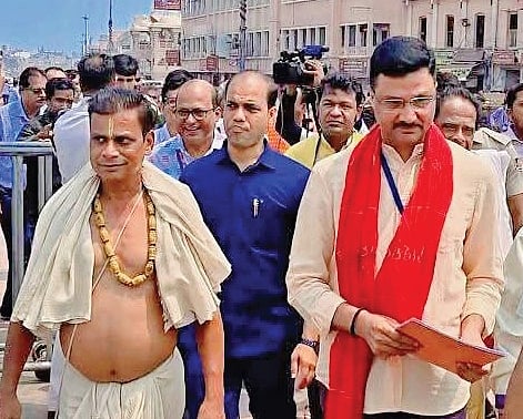 Team members on way for inventory of Ratna Bhandar