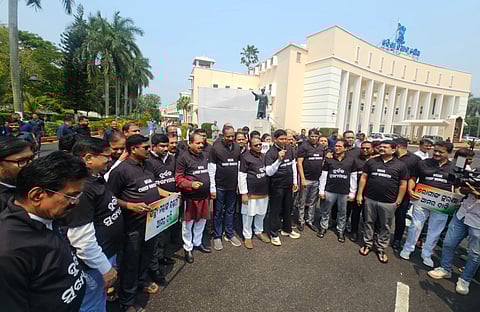 Opposition BJD and Congress MLAs on Wednesday wore black T-shirts and continued their protest in front of the Odisha state Assembly