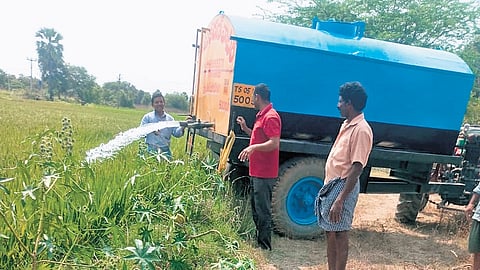 Farmers use water tankers to irrigate crops in Munugode mandal