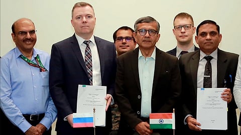 Defence Secretary Rajesh Kumar Singh, with representatives of JSC Rosoboronexport, Russia, signing the contract for Tunguska missile system support for the Indian Army.