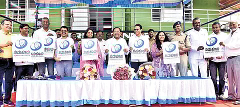 Karnataka Home Minister Dr G Parameshwara unveils the logo of the International Women’s Tennis Championship in Tumakuru on Saturday. City MLA GB Jyothi Ganesh, Deputy Commissioner Shubha Kalyan, ZP CEO BV Ashvija, Superintendent of Police Ashok KV, Amar of Karnataka Lawn Tennis Association are on the dais