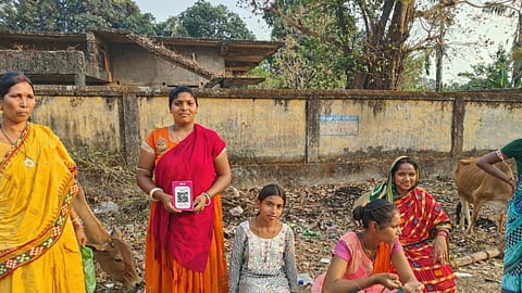 Women collecting donations with the help of UPI QR code near Boipariguda.