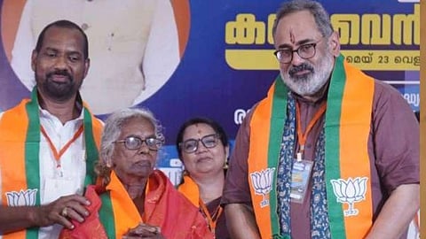 Mariyakutty with BJP state president Rajeev Chandrasekhar after taking membership from the party in Thodupuzha