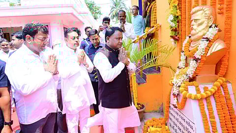 Chief Minister Majhi paying floral tribute to Utkalmani Gopabandhu Das at his birth place Suando on Utkal Divas.