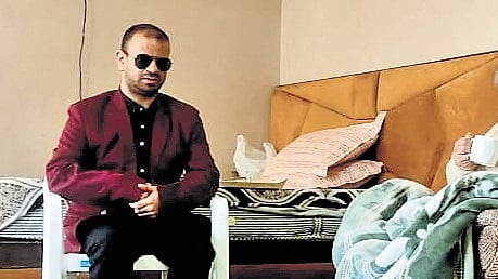 Irfan Ahmad Lone (R) from Jammu and Kashmir’s Bandipora secured an All India Rank (AIR) of 957 in the 2025–26 UPSC exams.