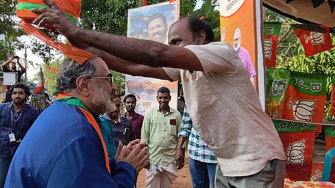 A supporter greeting Nemom NDA candidate Rajeev Chandrasekhar during a campaign in Thiruvananthapuram.