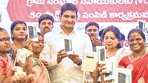 Minister Kondapalli Srinivas expressed satisfaction over the distribution of smartphones to 28,500 VOAs, stating that the initiative reflects the government’s dedication to strengthening grassroots-level functionaries.