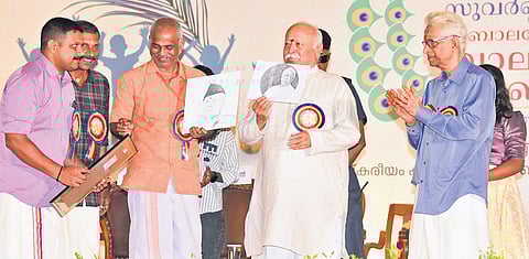 RSS sarsanghchalak Mohan Bhagwat receives a painting from Balagokulam members during the inauguration of the Bala Netru Sibir organised in Kochi on Monday