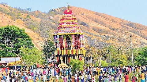 With the help of devotees, the chariot was pulled free at Thiruparankundram Subramaniya Swamy Temple.