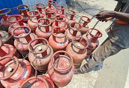 Delhi government say don't pay heed to LPG shortage rumour.